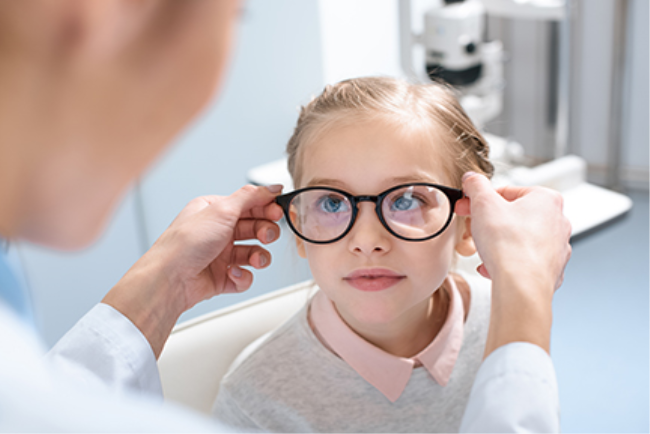 התאמת משקפיים לילדה קטנה